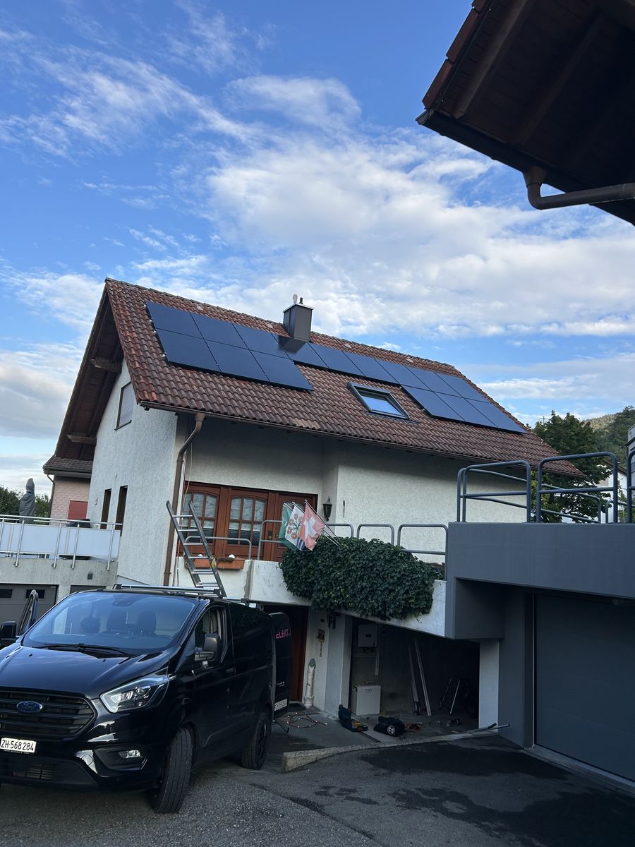 Einfamilienhaus mit neuer Solaranlage auf dem Ziegeldach