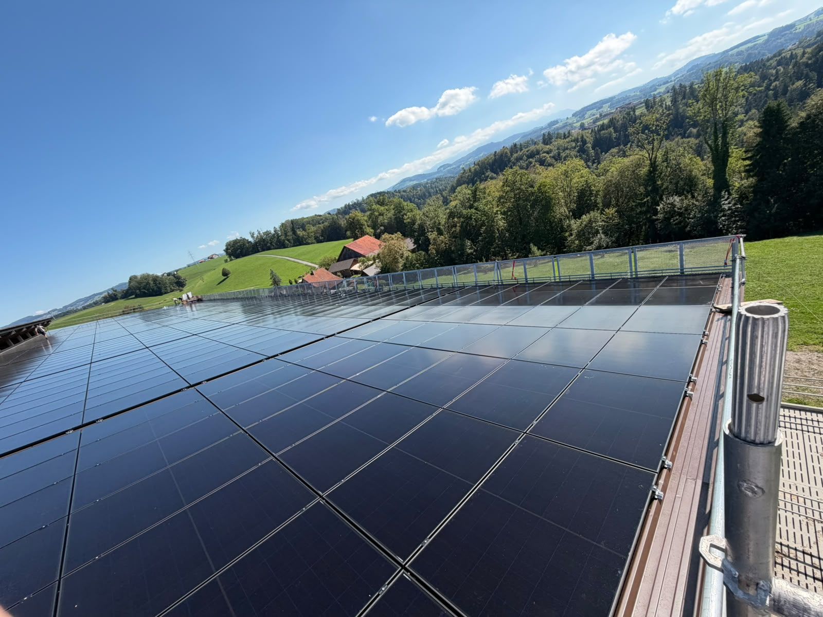 Grosse Solaranlage auf einem Dach mit Blick ins Grüne
